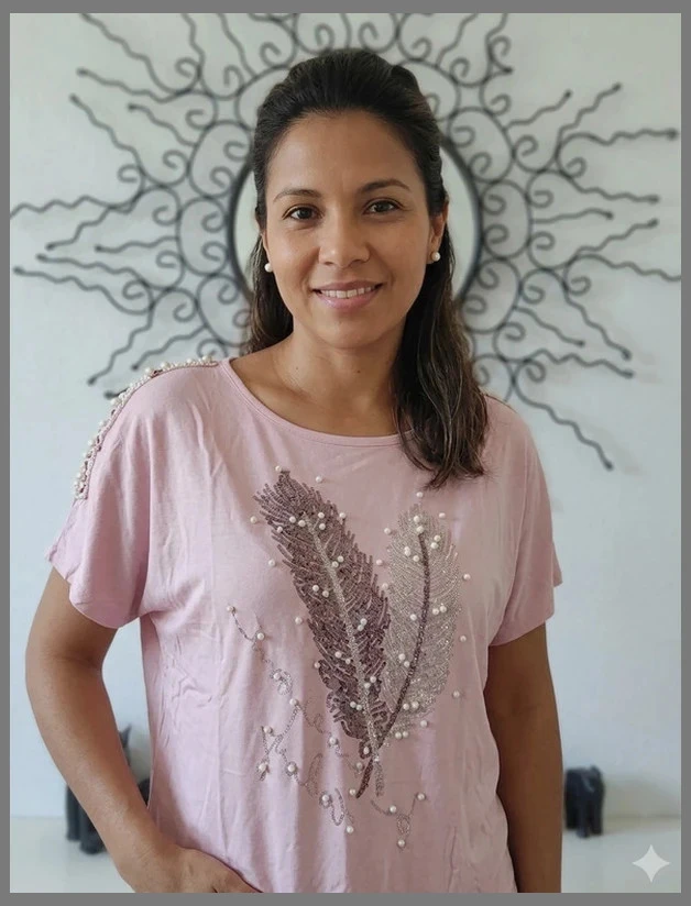 Camiseta rosa pastel con detalles de hombros descubiertos - Motivos de plumas con strass y perlas – photo 8